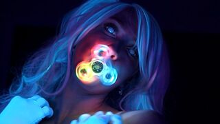Neon fénylő tini kiscsaj csábít faszodat tökéletes testével