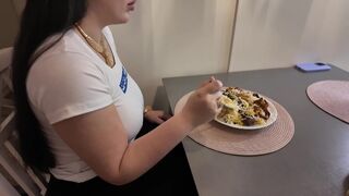 Dögös 20 éves kiscsaj megbassza magát az legelső randin