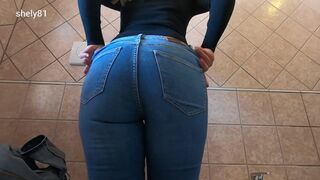 Gyönyörű milf farmerban mutogatja hatalmas seggét és peckezik