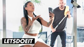 Dögös Brazil MILF Mariana Martix Durván Megkefélve az Asszisztens által a LetsDoeIt Csatornán