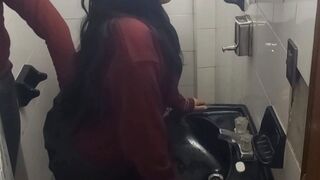 Tini spanyol diákok vad kefélése a fürdőben iskola előtt