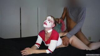 Harley quinn alaposan cidázza a méretes pélót és lovagol rajta beleélvezésig éjszakai változatban