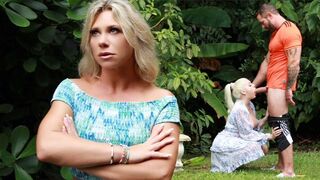 Hihetetlen Pornófilm a Pervz Csatornán: Nevelő Apa és Lánya Forró Hármasa Hatalmas Fasszal