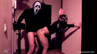 Maszkos őrült alaposan megbassza a néger nőcit a tükör előtt - halloween szerepjáték fétis páros játék