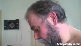 Tini vörös bige cidázza és lovagol a nagypapa farkán