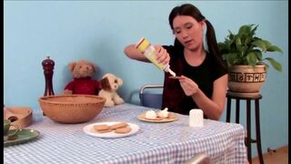 Tini csaj méretes popókája cumizza a méretes pélót mielőtt a picsája ujjazva és kefélve lesz