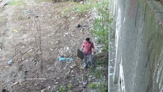 Krissy Kage csoki hajjal rendesen tolva az elhagyott épületben