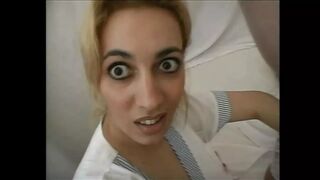 Szőrös puncis milf cidázza a hatalmas dákót és mélyen a popójába veszi